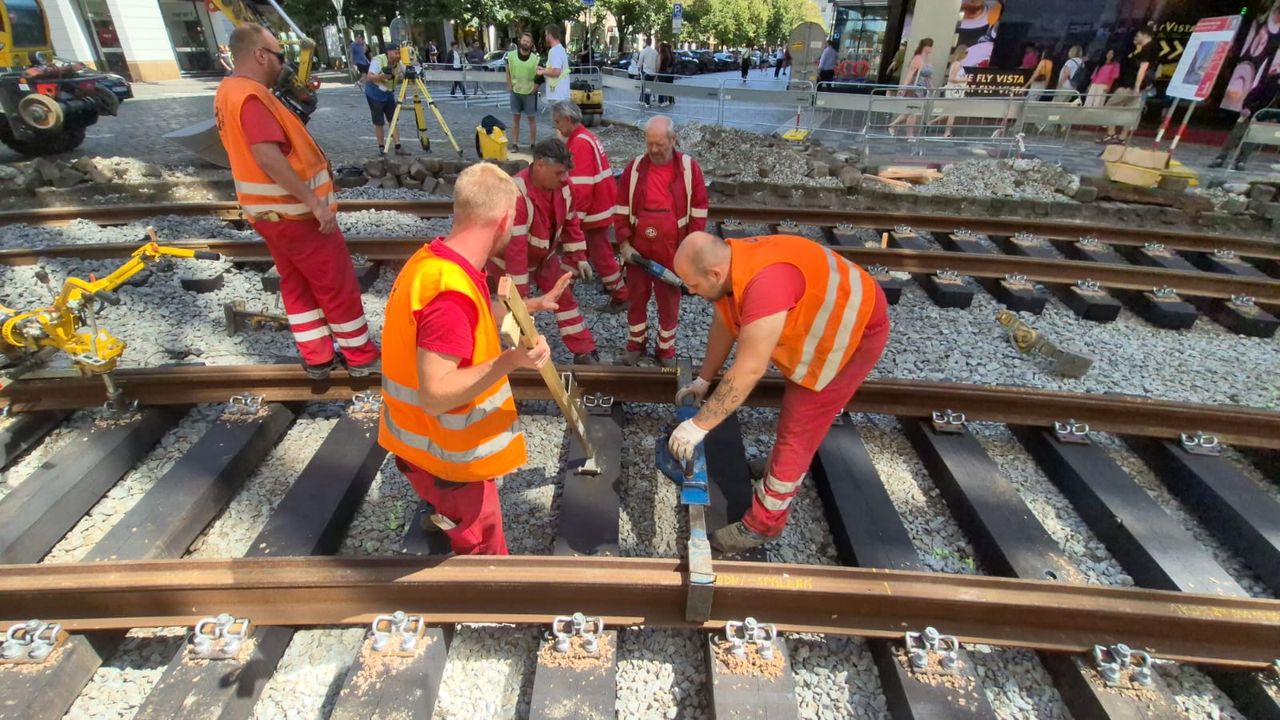 dpp-narodni-trida-praha-pracovnici-delnici-koleje-tramvaj.jpeg
