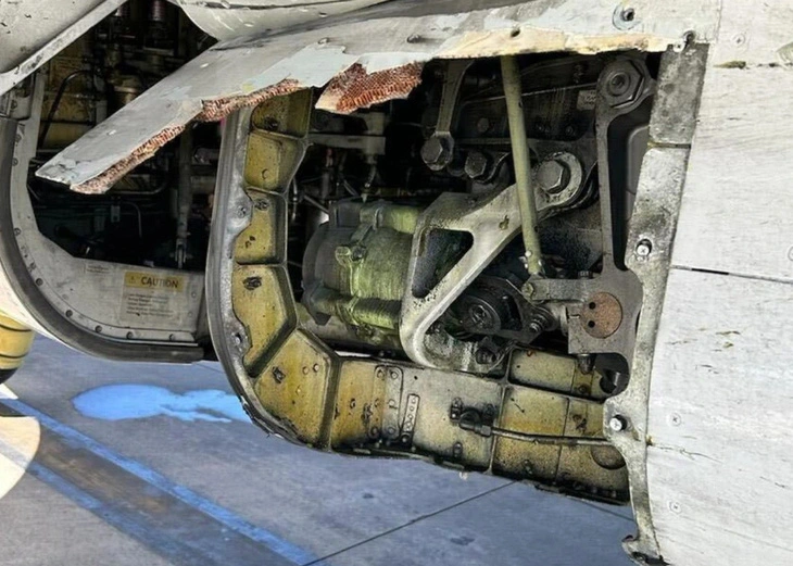 edit-nd24316-may-bay-boeing-737-bi-thung-than-1710550532137146521648.webp
