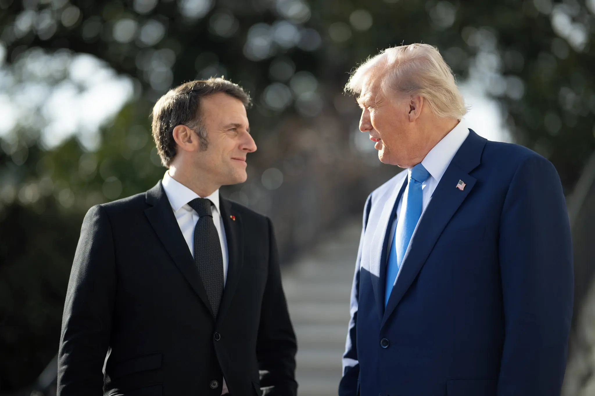 emmanuel-macron-donald-trump-bily-dum.webp