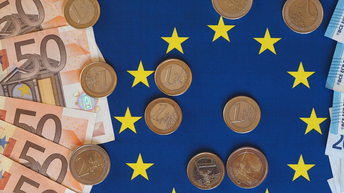 eu-eu-vlajka-penize-euro-bankovky.jpeg