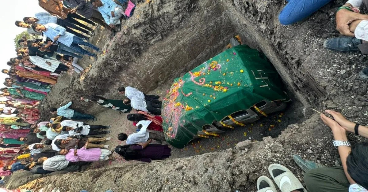 family-organize-burial-for-their-lucky-car-a-maruti-wagonr-1500-people-attend-ceremony-videojpg-1358.jpg