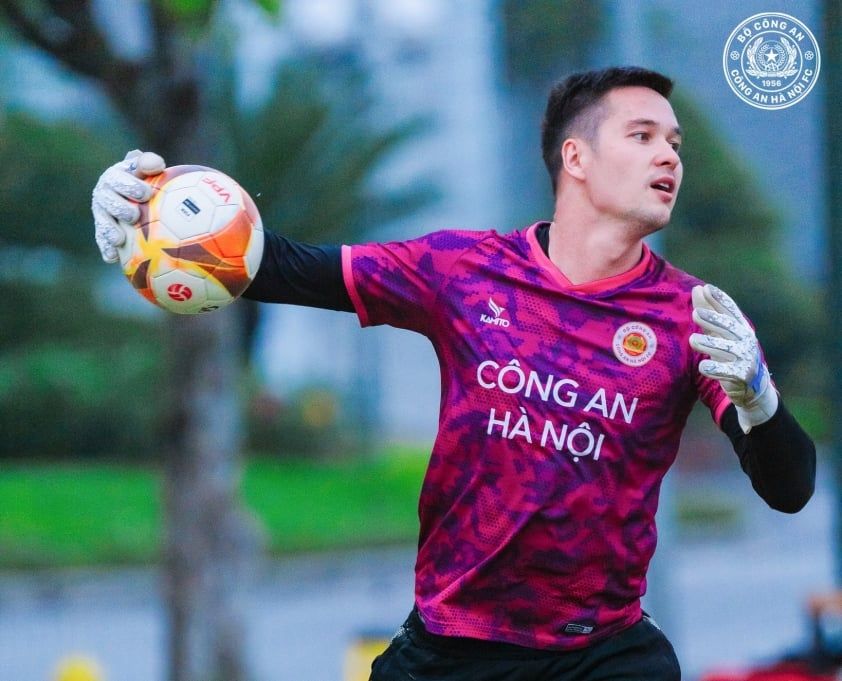 filip-nguyen-chia-se-ve-qua-trinh-nhap-tich-bao-tin-cho-hlv-troussier-347755.jpg