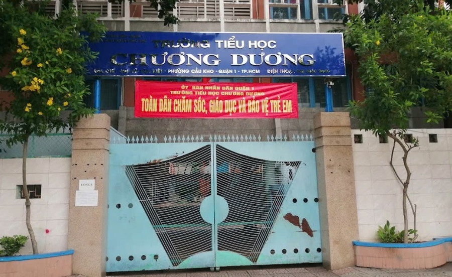 giao-vien-xin-tien-hoc-sinh-mua-lap-top-tai-tphcm-truong-tieu-hoc-chuong-duong-8127.jpg