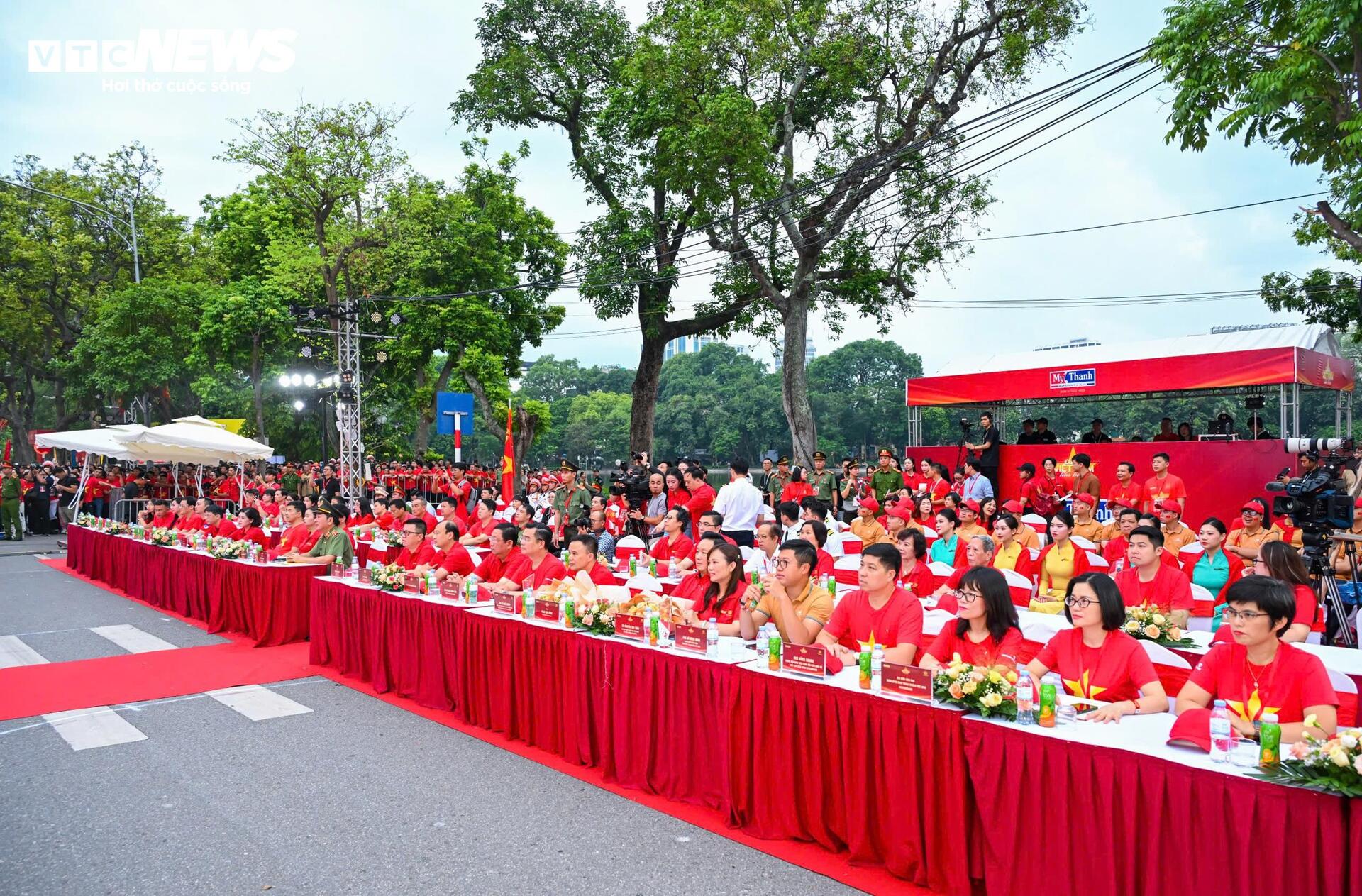 hang-nghin-nguoi-mac-ao-co-do-sao-vang-di-bo-6-12114466.jpg