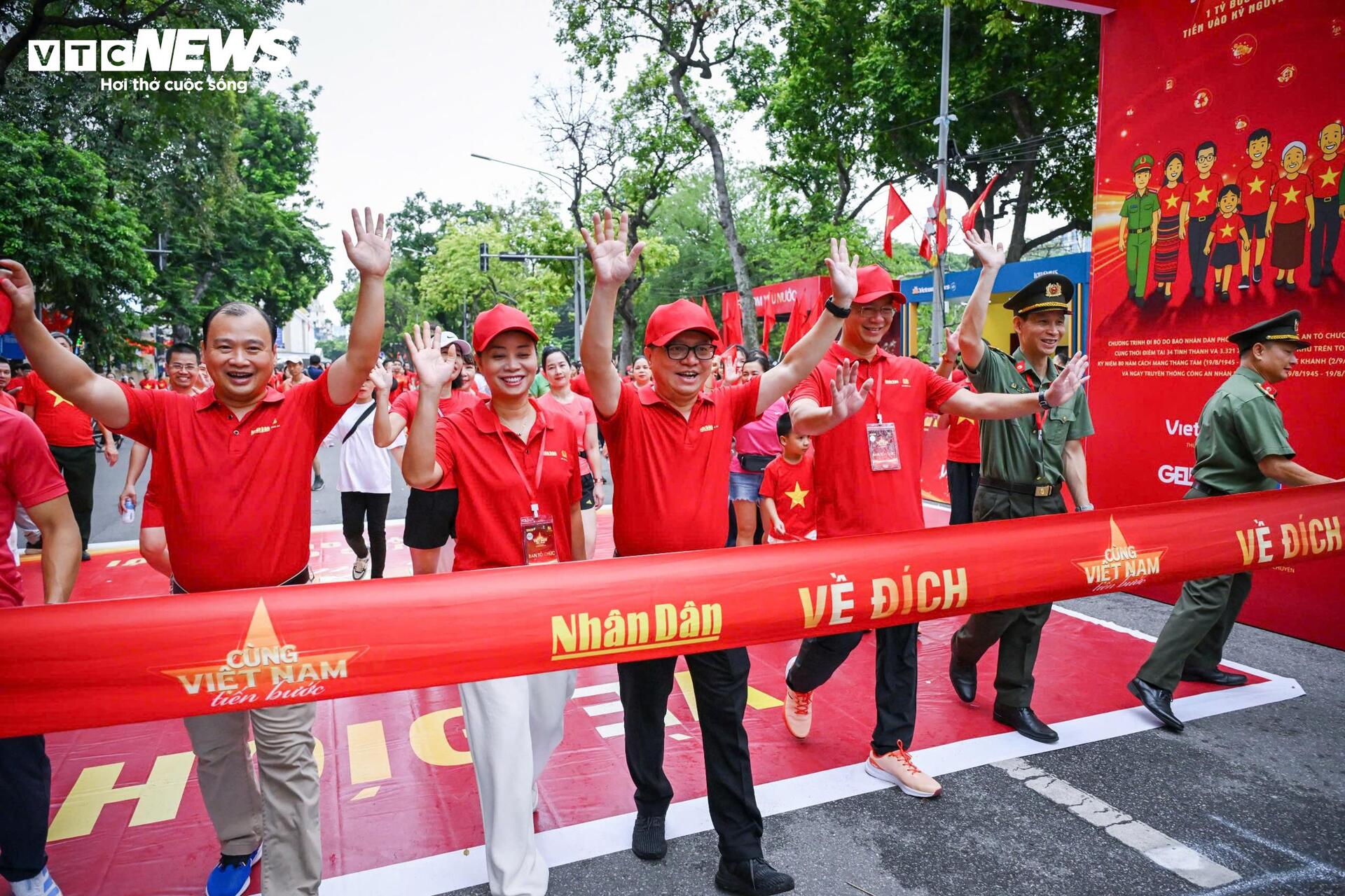 hang-nghin-nguoi-mac-ao-co-do-sao-vang-di-bo-9-12122370.jpg