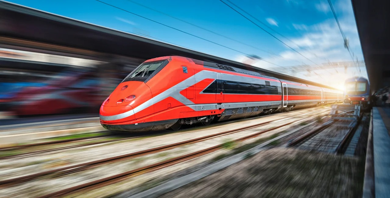 highspeed-train-in-motion-illust.jpg