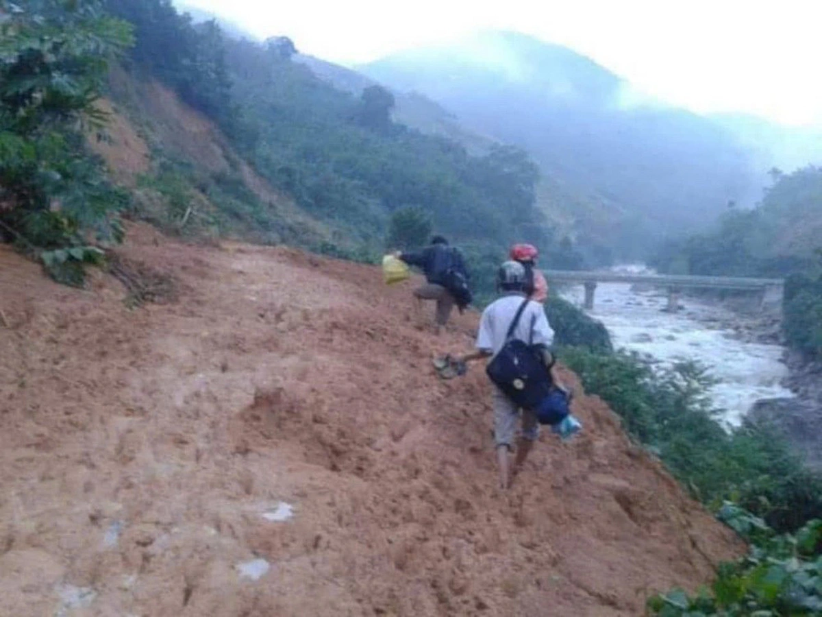 hoc-sinh-khoc-nhu-mua-tien-thay-ve-xuoi-giang-day-quang-ngai-thay-giao-tran-mai-4-17287216975552087338170.webp