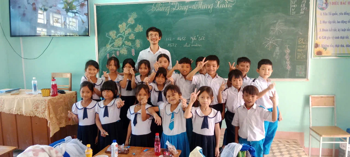 hoc-sinh-khoc-nhu-mua-tien-thay-ve-xuoi-giang-day-quang-ngai-thay-giao-tran-mai-5-1728721741174812622979.webp