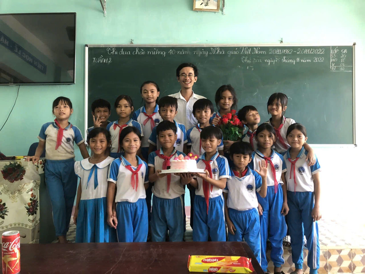 hoc-sinh-khoc-nhu-mua-tien-thay-ve-xuoi-giang-day-quang-ngai-thay-giao-tran-mai-6-1728721617643847790121.webp
