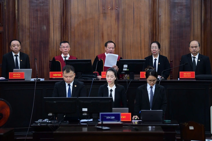 hoi-dong-xet-xu-tai-diem-cau-tand-tphcm-17869354640441894742479.webp