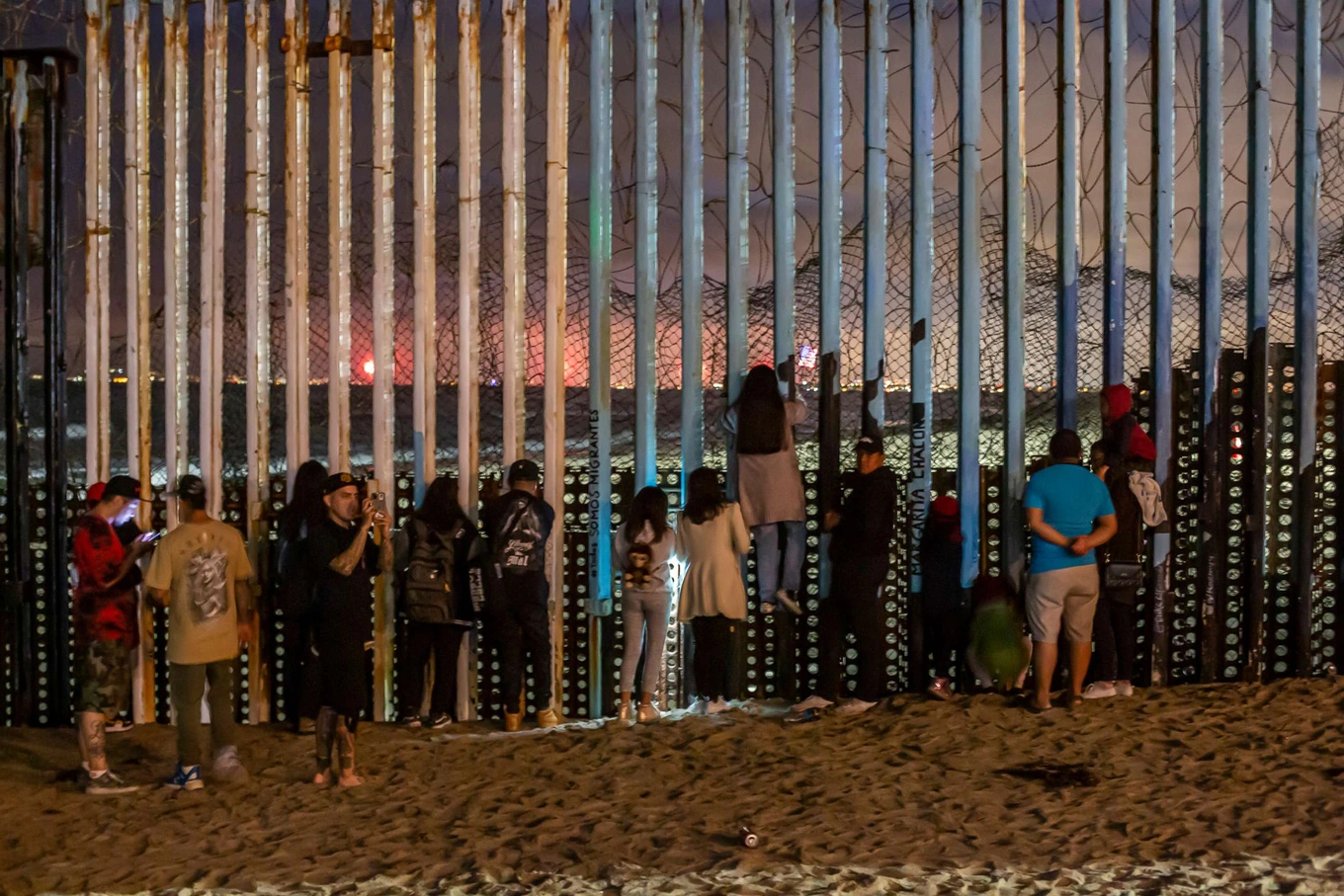 hundreds-of-people-watch-from-the-border-fence-in-playas-de-tijuana-mexico-july-4-2022-getty-1707104537593 (2).webp