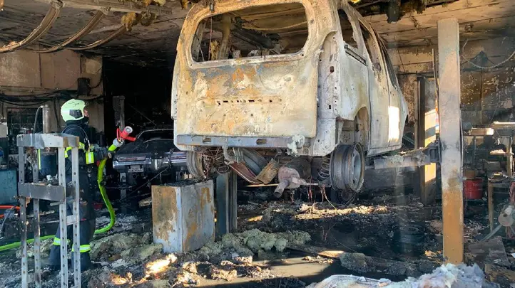 jizni-cechy-pozar-autoservis-popaleny-muz.webp