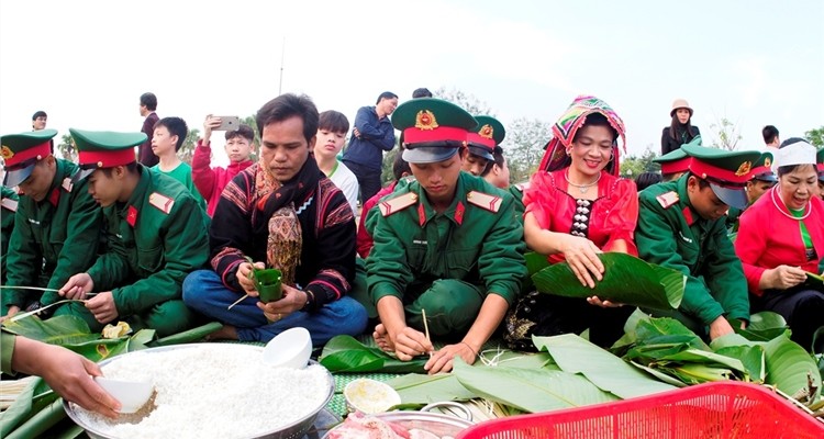 lai-ve-lang-goi-banh-chung-xanh-tet-vi-nguoi-ngheo-20240124083338.jpg