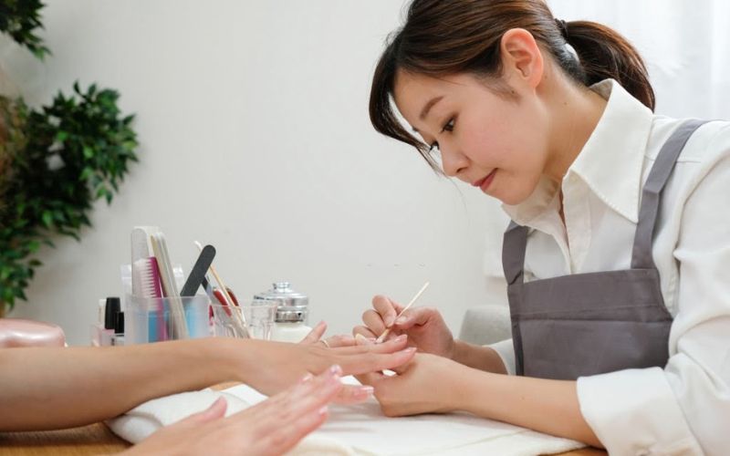 lam-nail-o-canada-luong-bao-nhieu-1.jpg