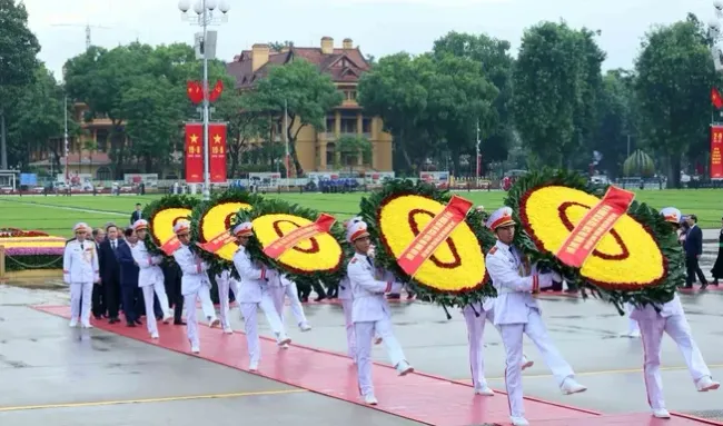 lanh-dao-dang-nha-nuoc-vao-lang-vieng-chu-tich-ho-chi-minh-18249559936976974367569-67883306799074858162792.webp