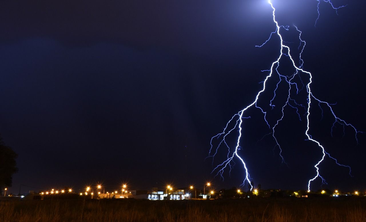 lightning-3367538_1280.jpg