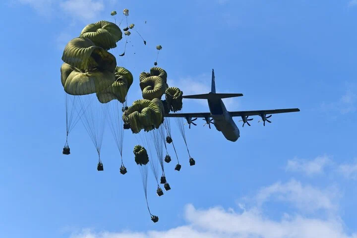 linh-nhay-du-my-tha-cac-goi-hang-nang-tu-may-bay-c-130-hercules-xuong-khu-tha-quan-frida-o-pordenone-italia-21380541.webp