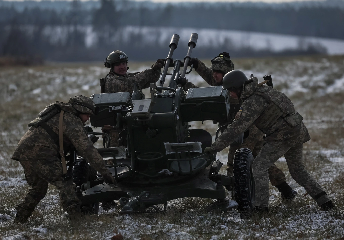 linh-ukraine-phao-phong-khong-gan-kievreuters-1701672733906.webp