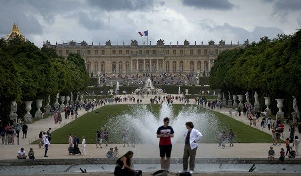 louvre.jpg