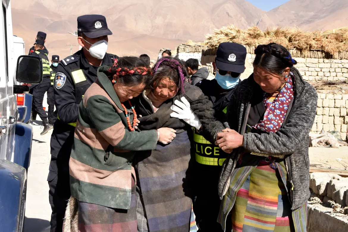 luc-luong-cuu-nan-cuu-ho-sau-tran-dong-dat-o-tay-tang-hom-7-1-550-9432.jpg.png
