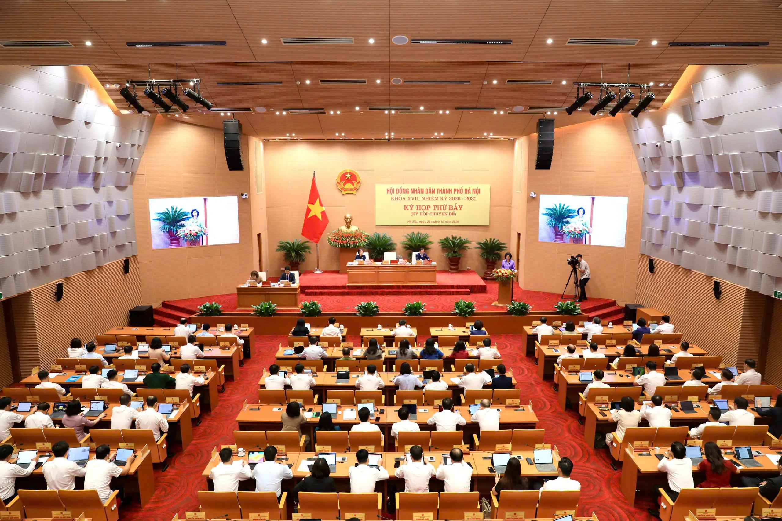 Toàn cảnh phiên họp - Ảnh: VIẾT THÀNH