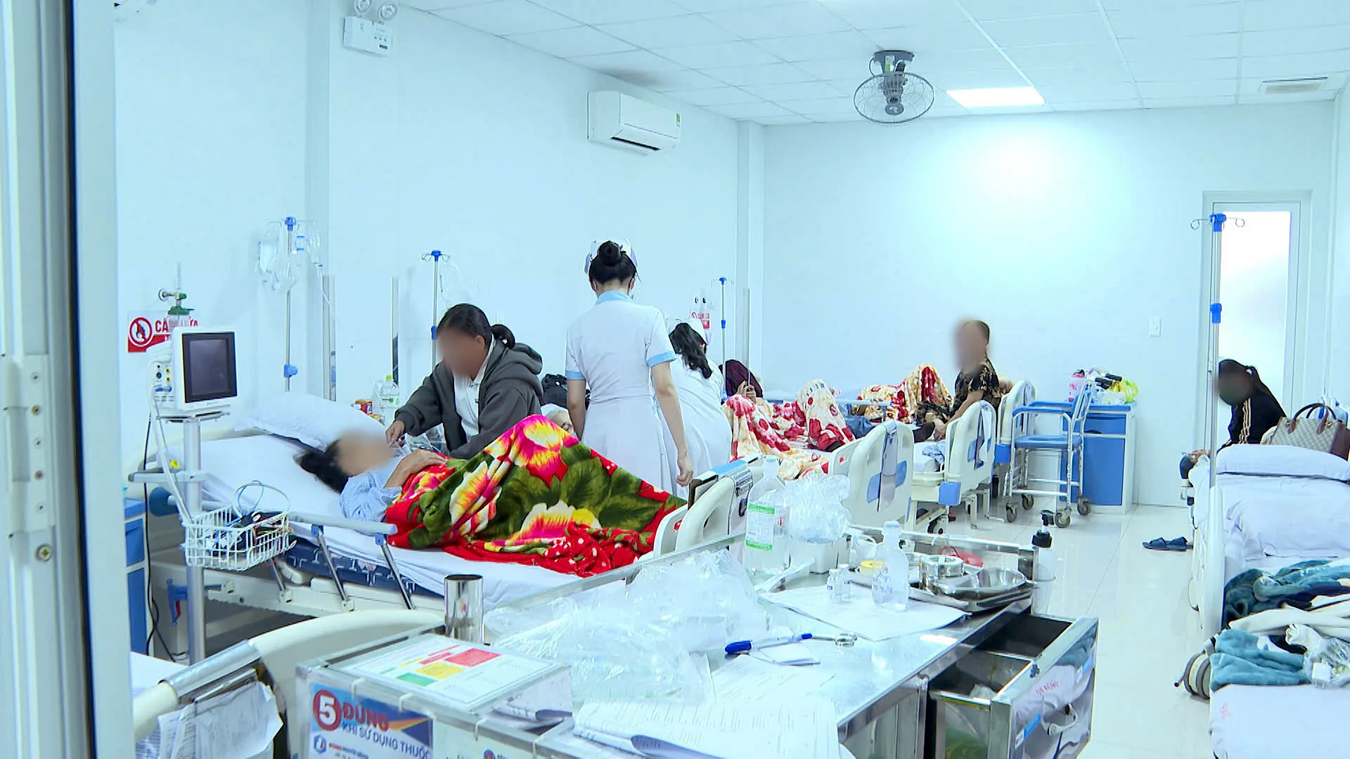 Một bệnh nhân bị ngộ độc thực phẩm nghi do ăn bánh mì, đang điều trị tại Bệnh viện Đa khoa Phúc Hưng - Ảnh: C.T.V.