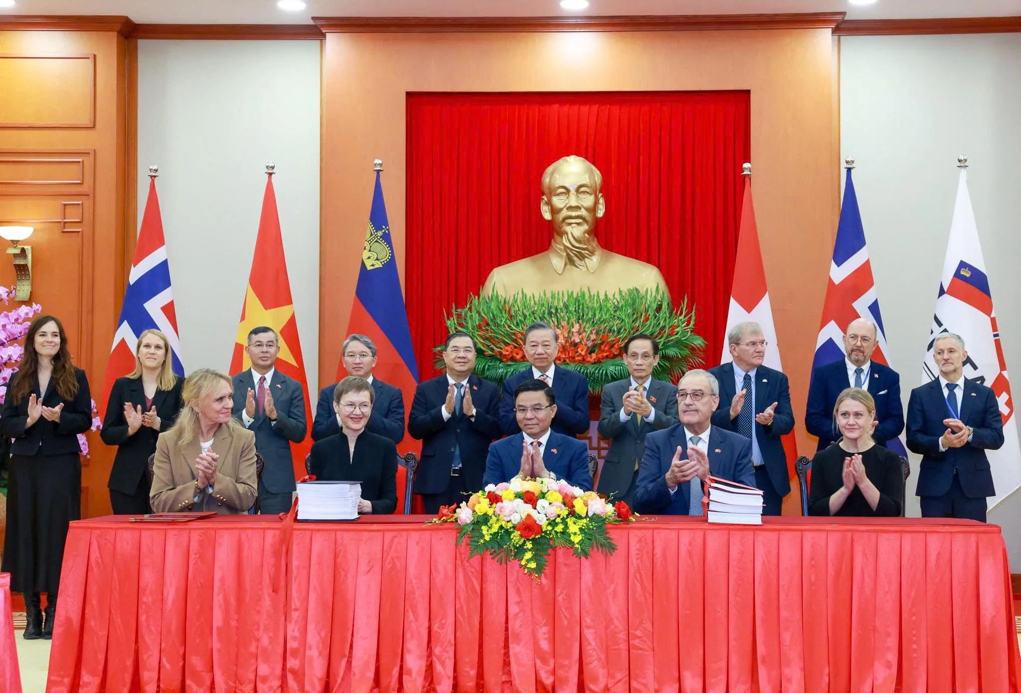 Lãnh đạo Việt Nam, Thụy Sĩ và đại diện các nước thuộc khối EFTA tại lễ ký kết, ngày 18/10.