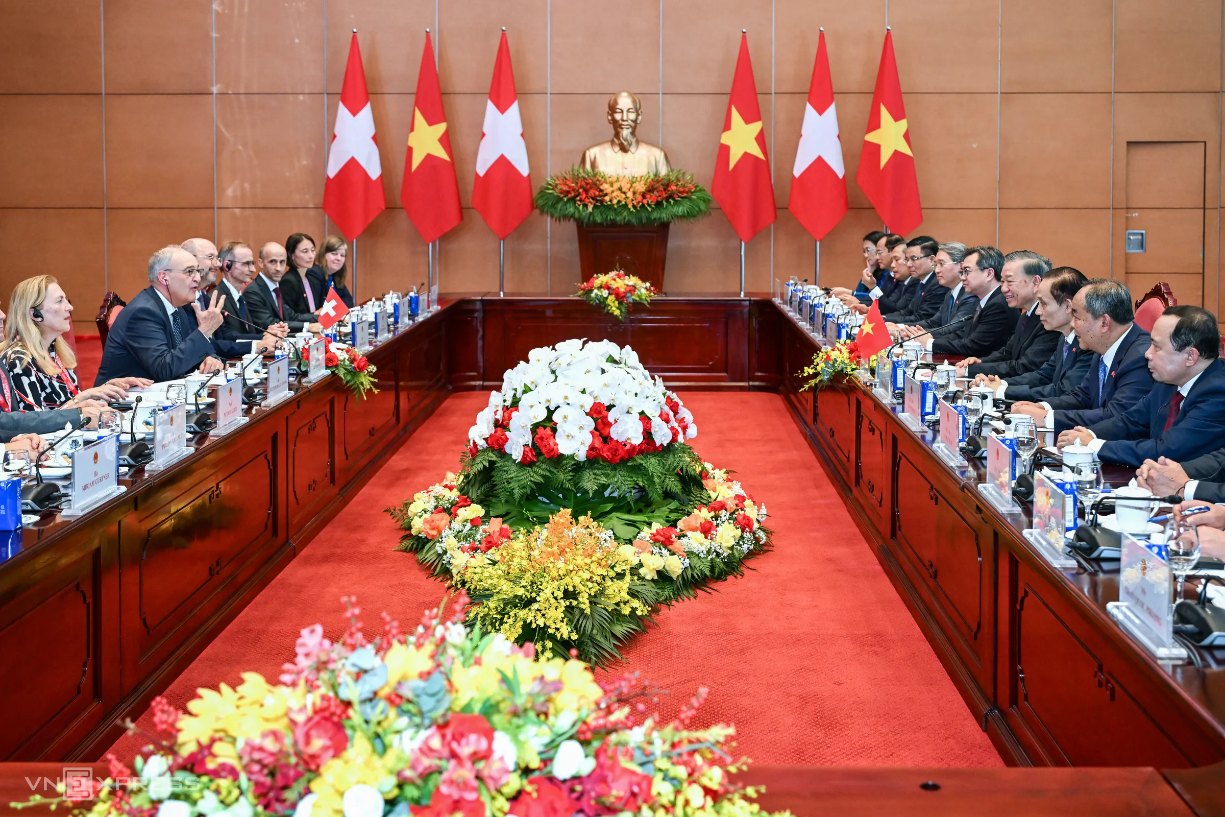 Đoàn đại biểu Việt Nam và Thụy Sĩ tại cuộc hội đàm ngày 17/10.