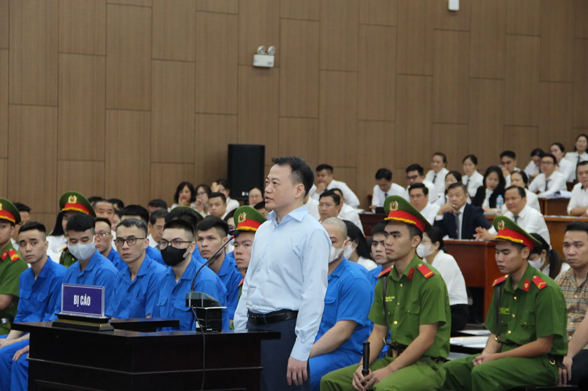 Shark Bình tại phiên tòa ngày 26-10 - Ảnh: GIANG LONG
