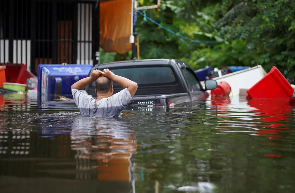 Nước ngập ngang ngực người trong đợt ngập nặng ở Bangkok, Thái Lan hồi tháng 9-2026 - Ảnh: REUTERS