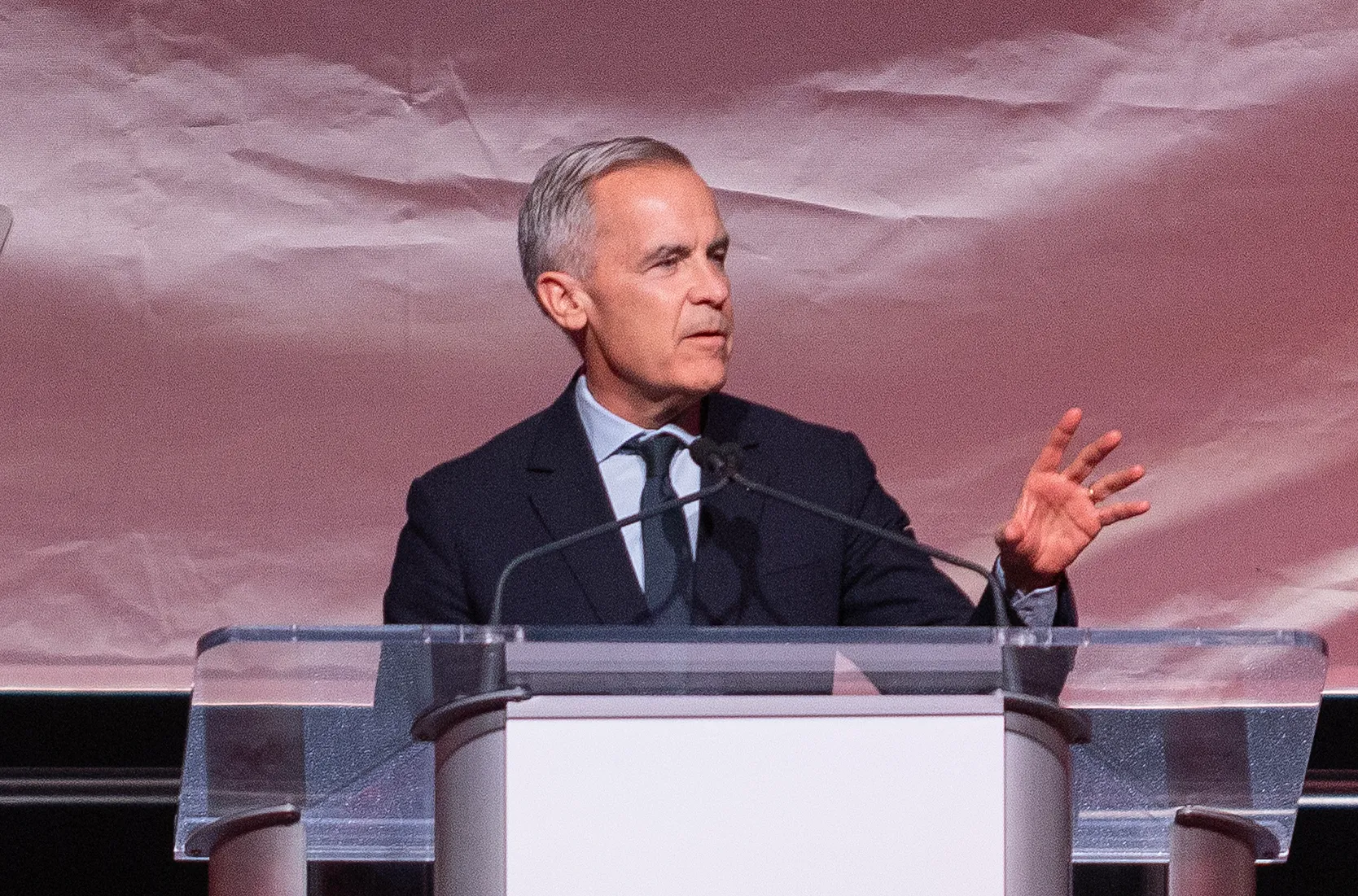 Thủ tướng Canada Mark Carney phát biểu tại cuộc vận động thúc đẩy đoàn kết Canada ở Edmonton ngày 16/10.