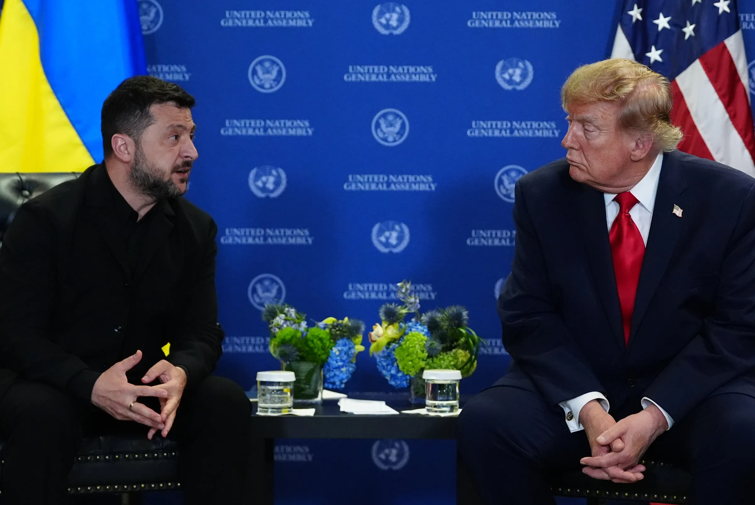 Tổng thống Ukraine Volodymyr Zelensky gặp Tổng thống Mỹ Donald Trump bên lề Đại hội đồng Liên Hợp Quốc ở New York ngày 22/9.