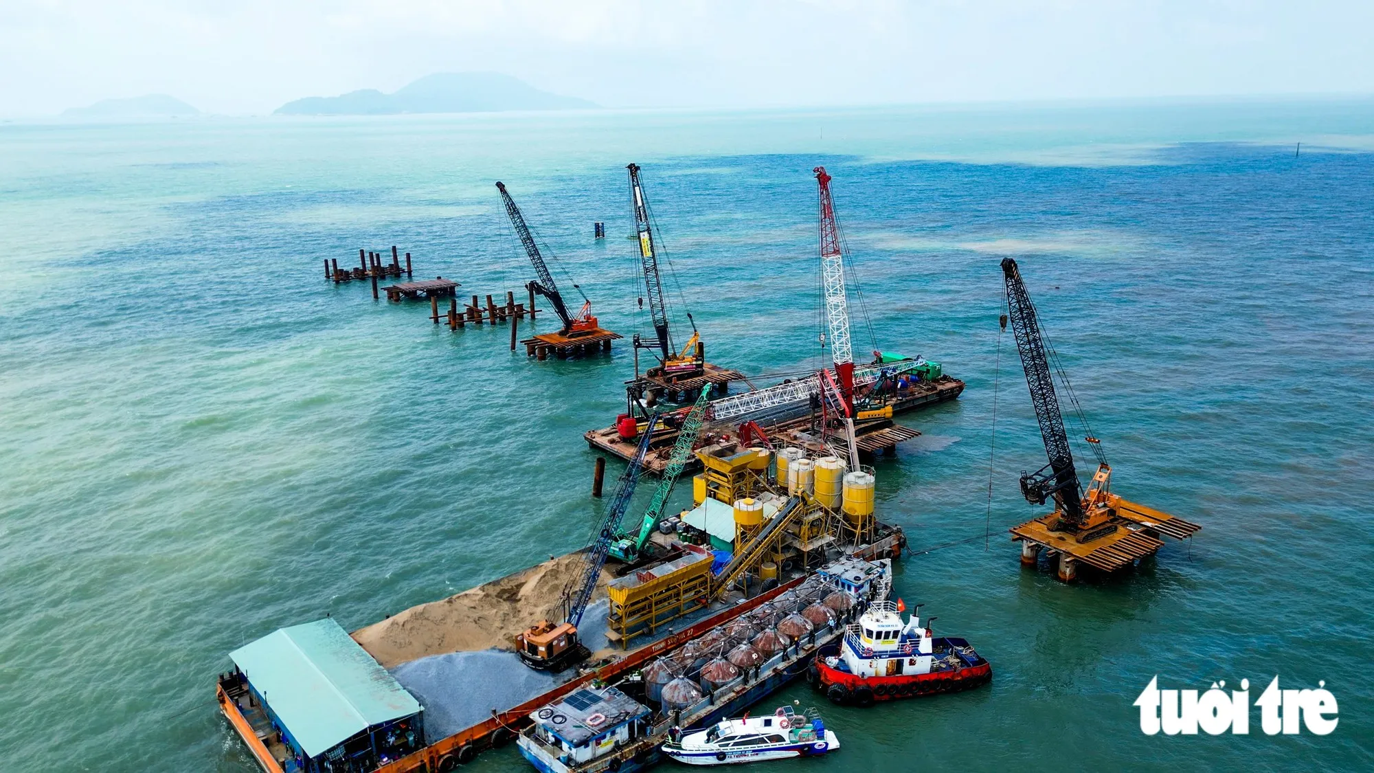 Trộn bê tông ngay trên biển để đảm bảo tiến độ và chất lượng công trình cầu vượt biển - Ảnh: THANH HUYỀN