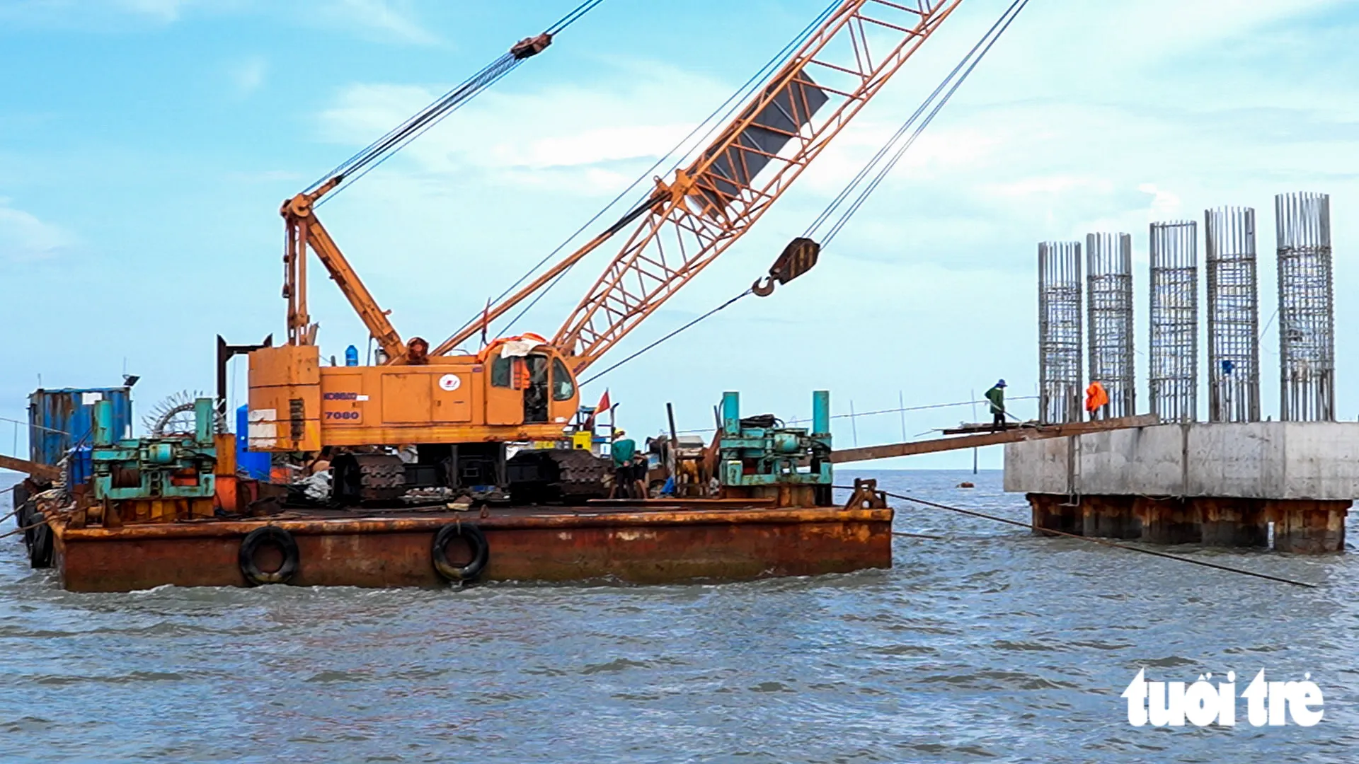 Nhiều công nhân sống và làm việc trên sà lan - Ảnh: THANH HUYỀN