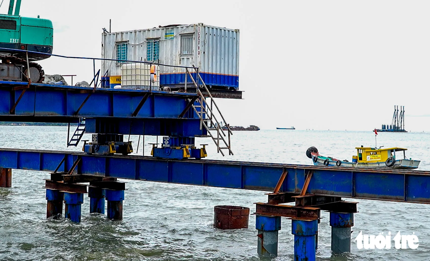 Nhiều căn nhà container được dựng tạm cho công nhân nghỉ ngơi - Ảnh: THANH HUYỀN