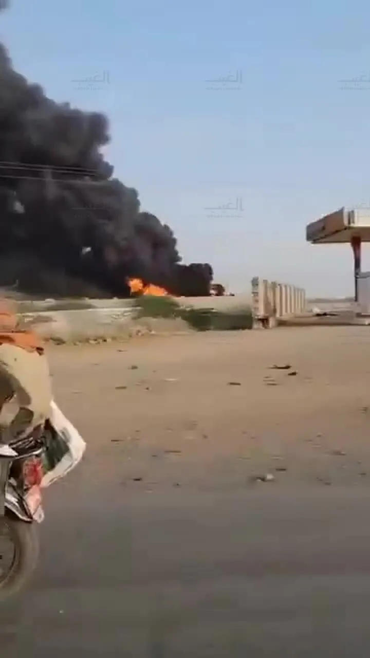 Khói bốc lên từ địa điểm nghi bị Arab Saudi không kích gần thủ đô Sanaa, Yemen ngày 13/10.
