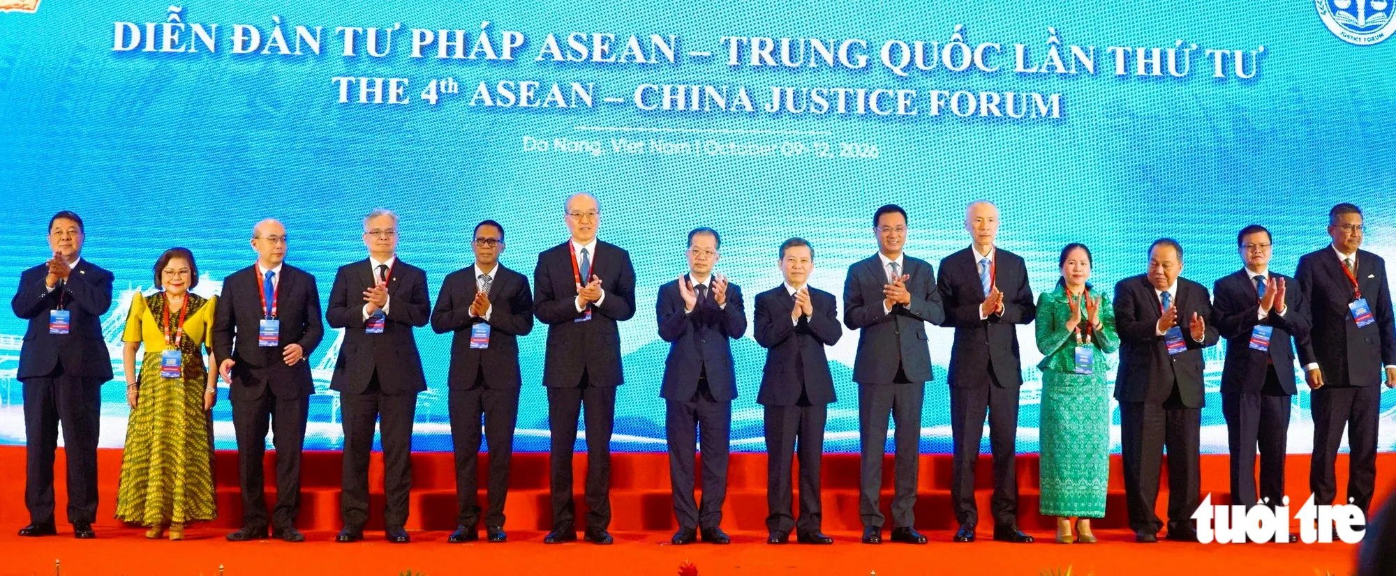 Đại biểu các nước chụp ảnh lưu niệm - Ảnh: ĐOÀN CƯỜNG