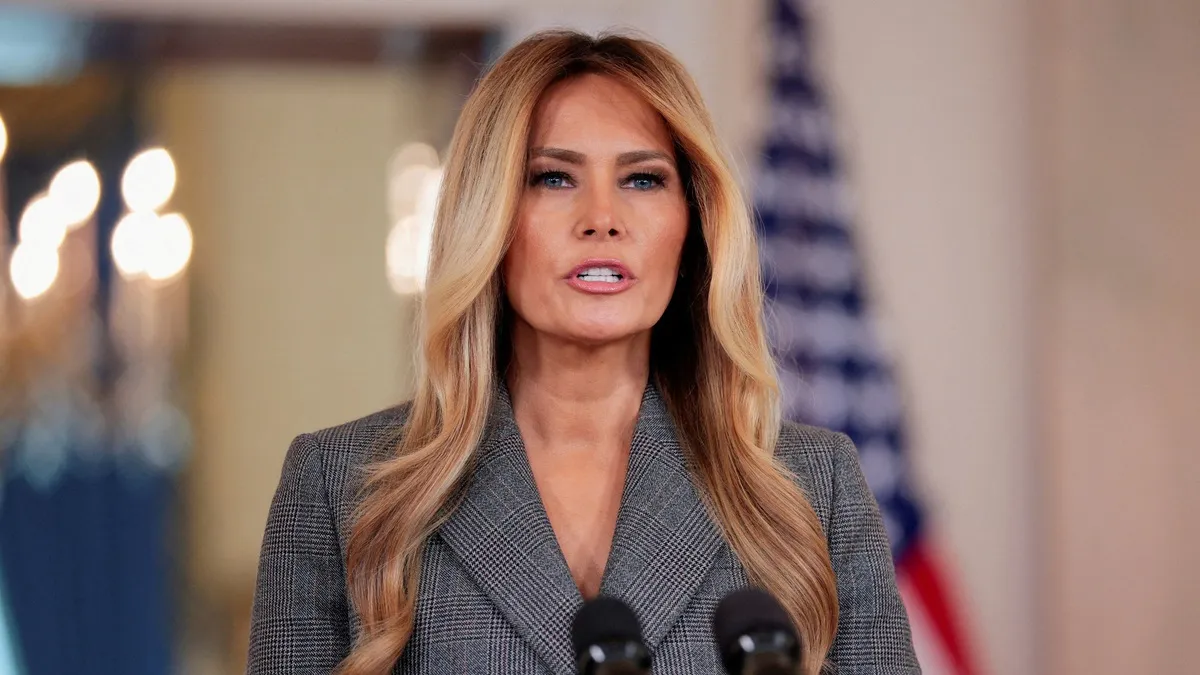 Đệ nhất phu nhân Mỹ Melania Trump phát biểu tại đại sảnh Nhà Trắng ngày 9-4 - Ảnh: REUTERS