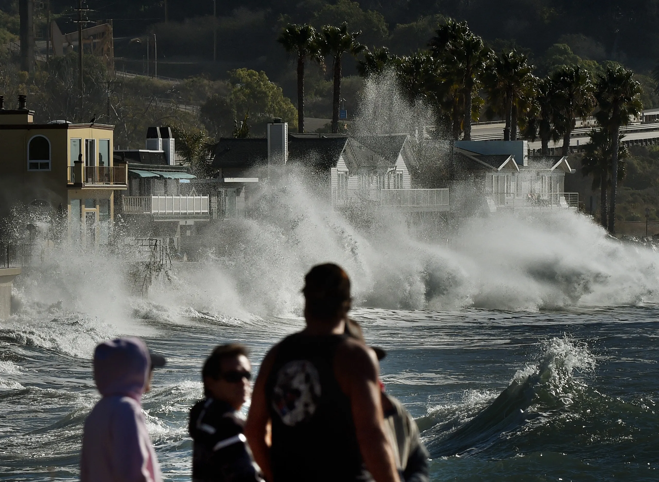 Các đợt sóng lớn do El Nino gây ra ở ven biển Mondos Beach, California, tháng 1-2016 - Ảnh: AFP