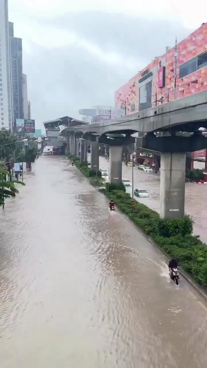 Đường phố Bangkok ngập lụt do mưa lớn ngày 25-26/9.