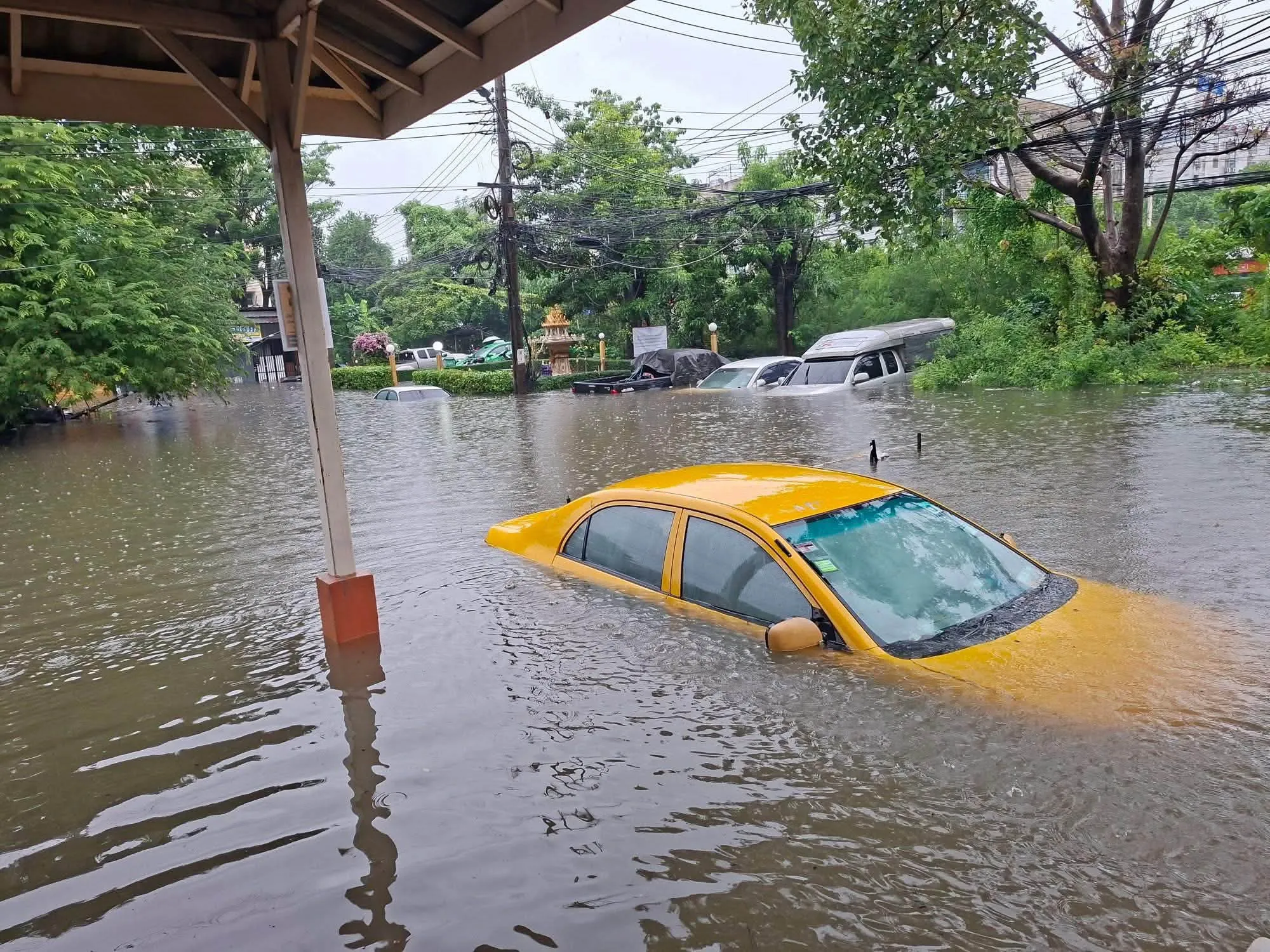 Những chiếc xe ngập trong nước lũ ở Bangkok.
