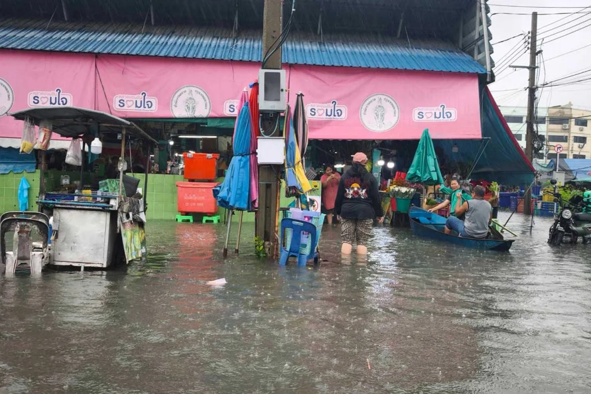 Nước lũ ngập chợ Prachaniwet 1 ở quận Chatuchak, phía đông Bangkok sáng 26/9.