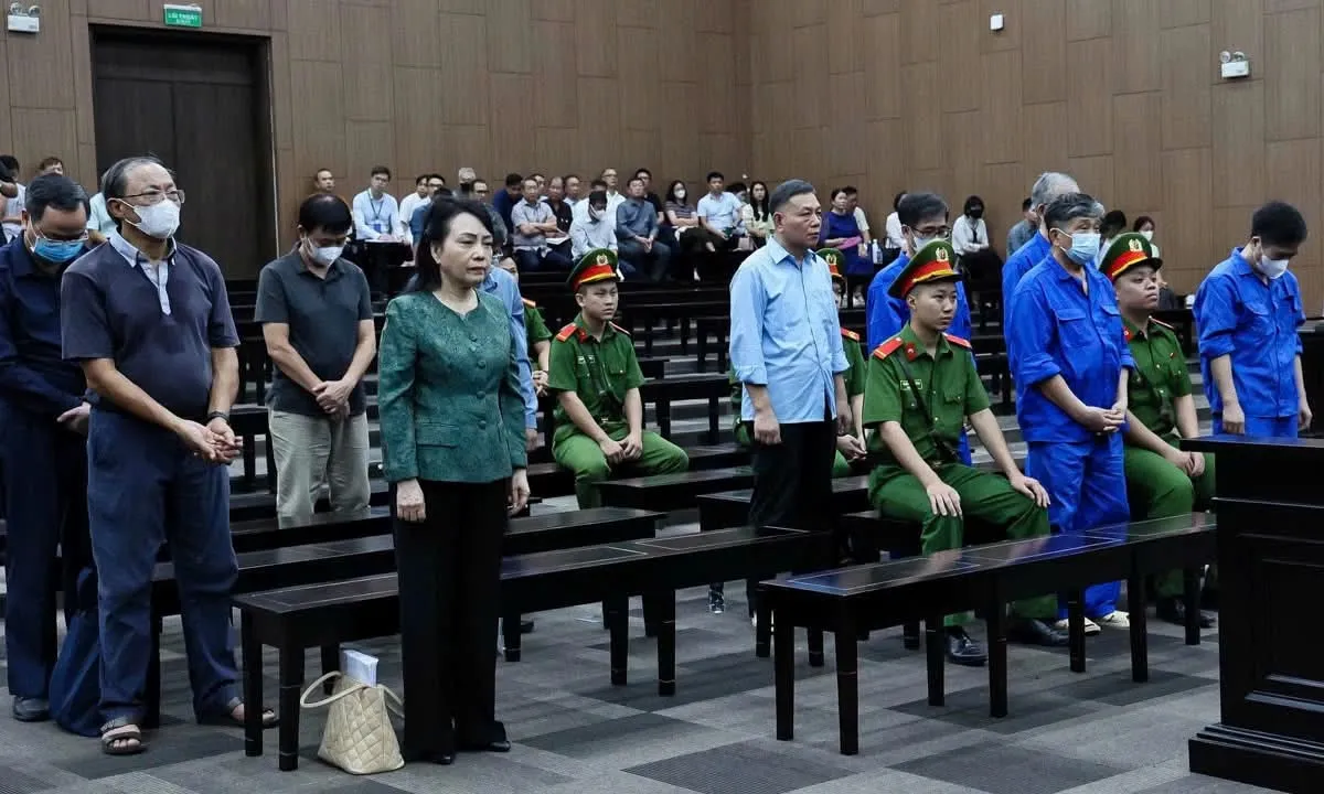 Cựu bộ trưởng Nguyễn Thị Kim Tiến cùng các bị cáo tại phiên tòa sơ thẩm - Ảnh: GIANG LONG