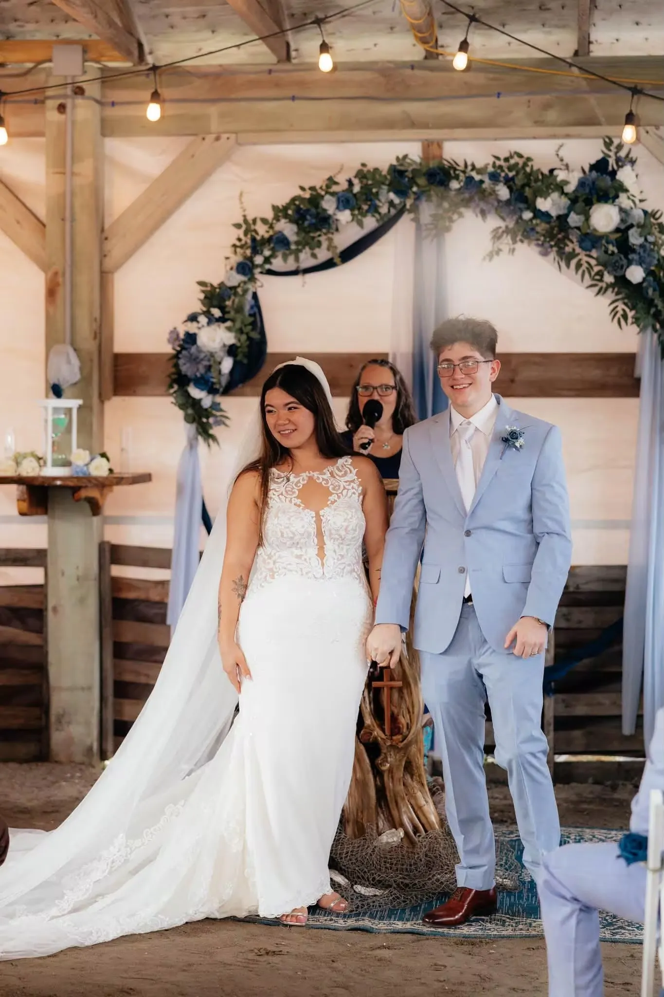 Kimberly Laprad và Jayden Sink trong đám cưới ngày 25/9 trên đảo Hatteras, Bắc Carolina.