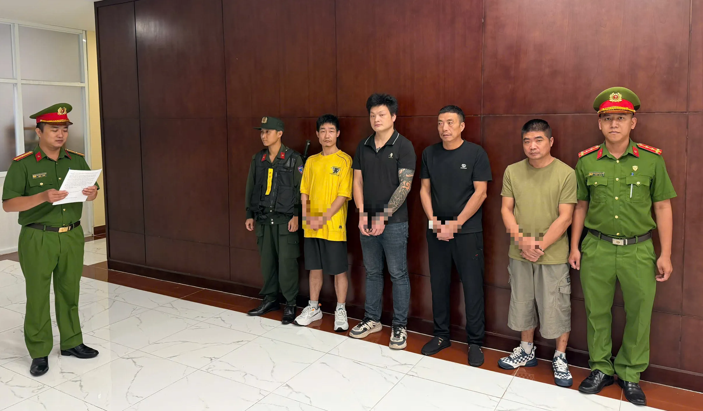 Nhóm 4 người Trung Quốc bị bắt vì vận chuyển thuê thuốc lá lậu qua sân bay Tân Sơn Nhất - Ảnh: C.A.