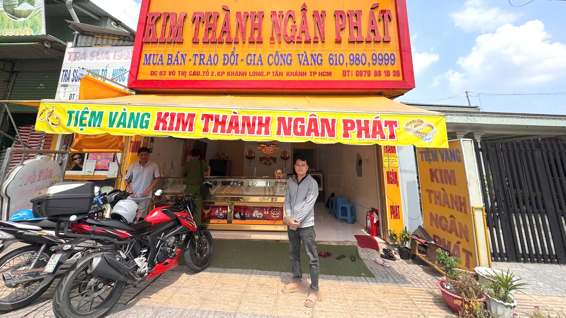 Khoảng 6h50 ngày 24-10, tại tiệm vàng Kim Thành Ngân Phát (phường Tân Khánh, TP.HCM) xảy ra vụ cướp tài sản - Ảnh: Công an TP.HCM