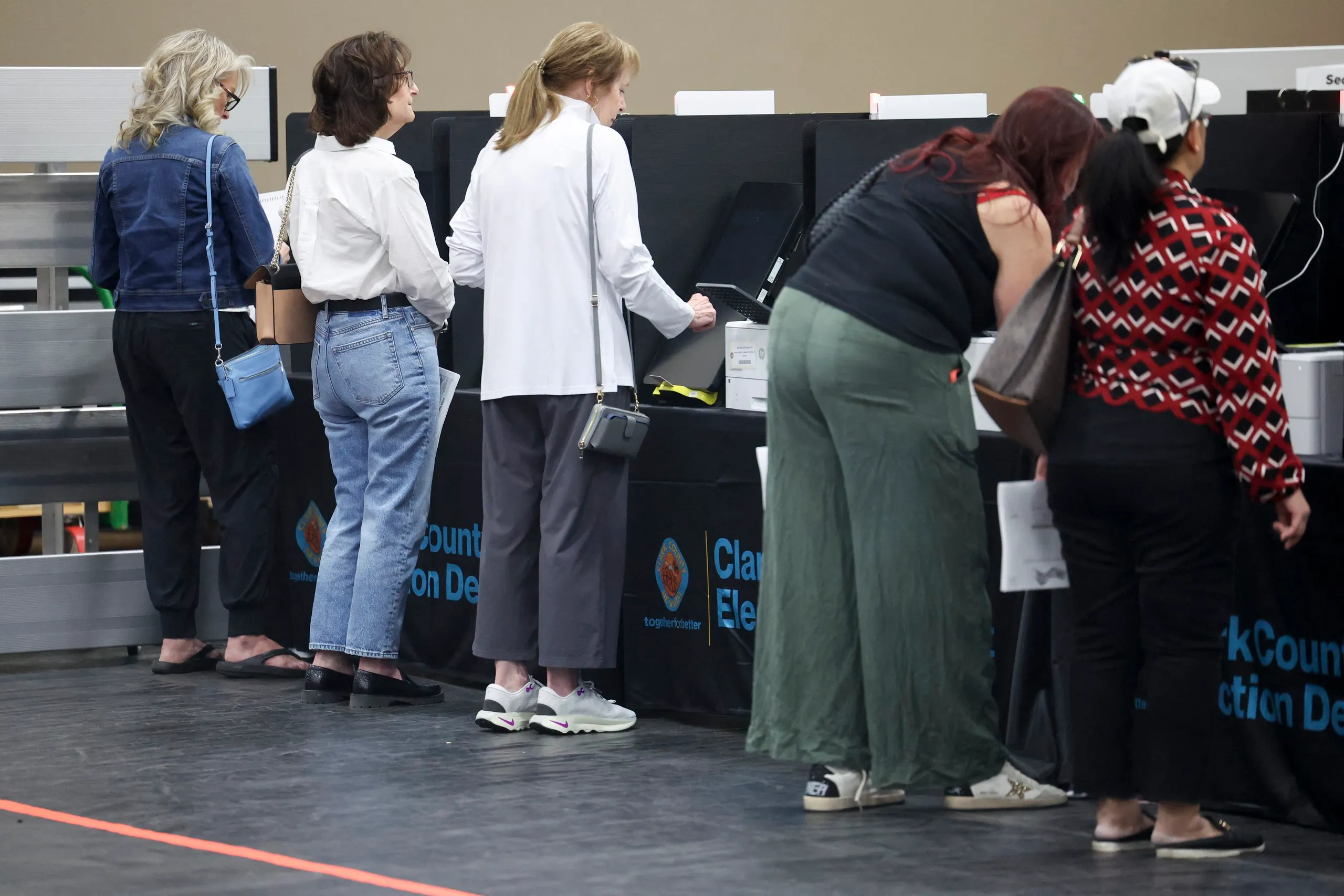 Người dân đi bỏ phiếu sớm tại Las Vegas, Nevada - Ảnh: AFP