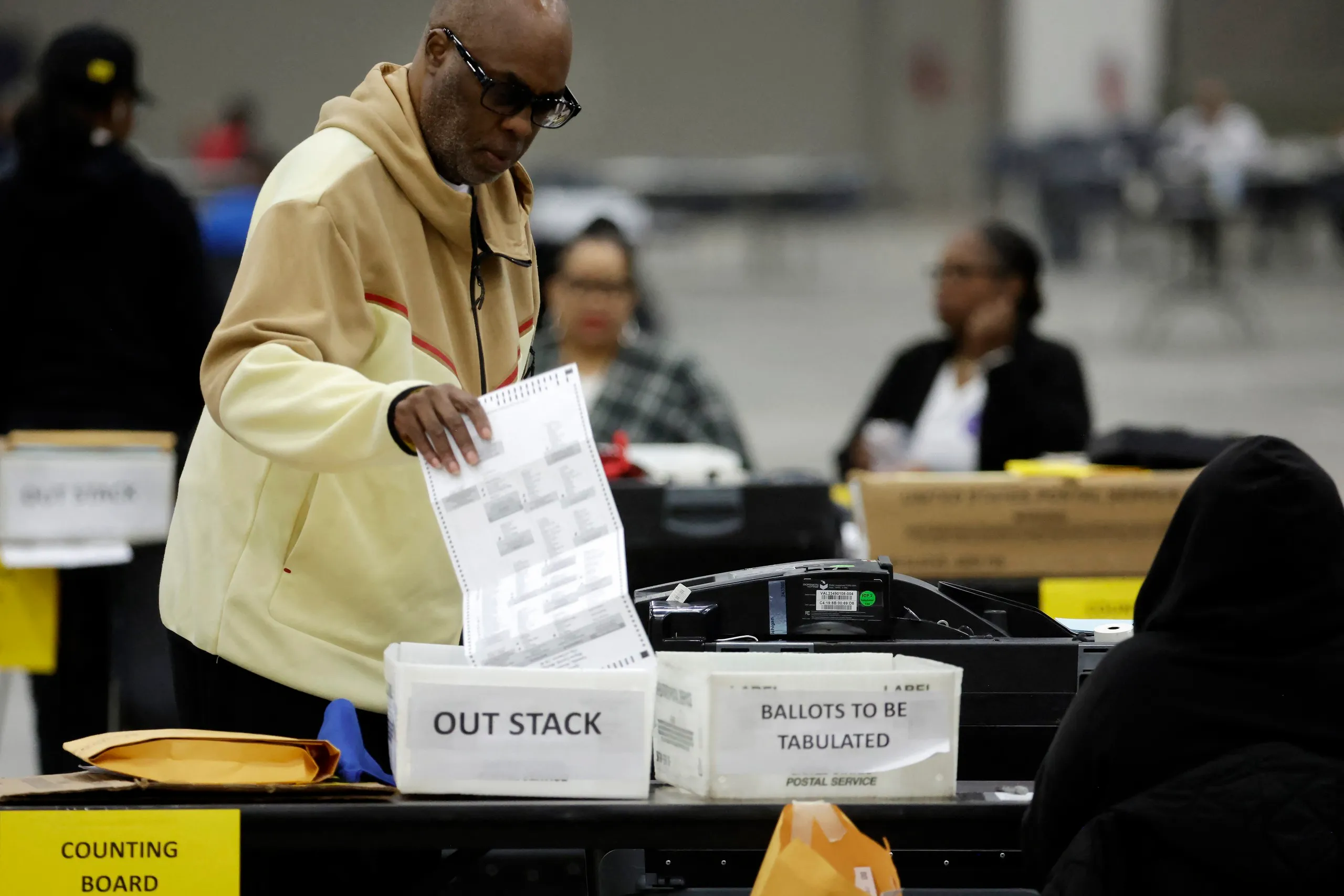 Một nhân viên xử lý phiếu bầu vắng mặt cho cử tri tại Detroit, Michigan hôm 30-10 - Ảnh: AFP