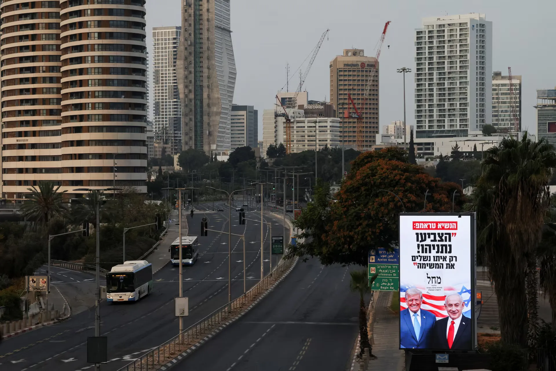 Biển quảng cáo tranh cử có hình Thủ tướng Netanyahu và Tổng thống Trump tại thành phố Ramat Gan, Israel, ngày 27-10 - Ảnh: REUTERS
