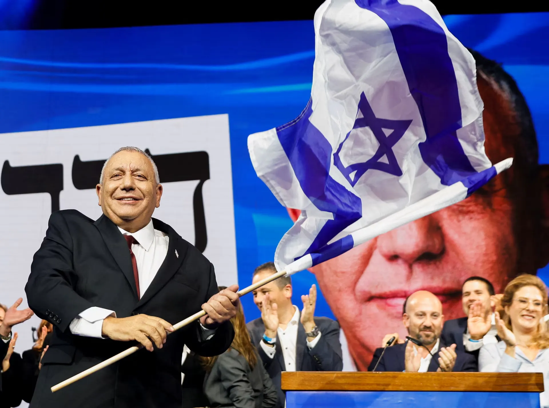 Cựu Tổng tham mưu trưởng quân đội Israel Gadi Eisenkot, lãnh đạo Đảng Yashar, vẫy quốc kỳ tại trụ sở đảng ở Tel Aviv sau khi kết quả thăm dò cử tri sau bỏ phiếu được công bố ngày 28-10 - Ảnh: REUTERS